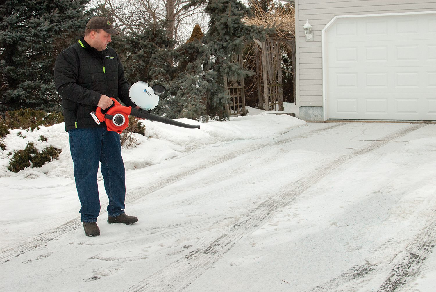 Spreading ice melt with the Extreme Blower Spreader